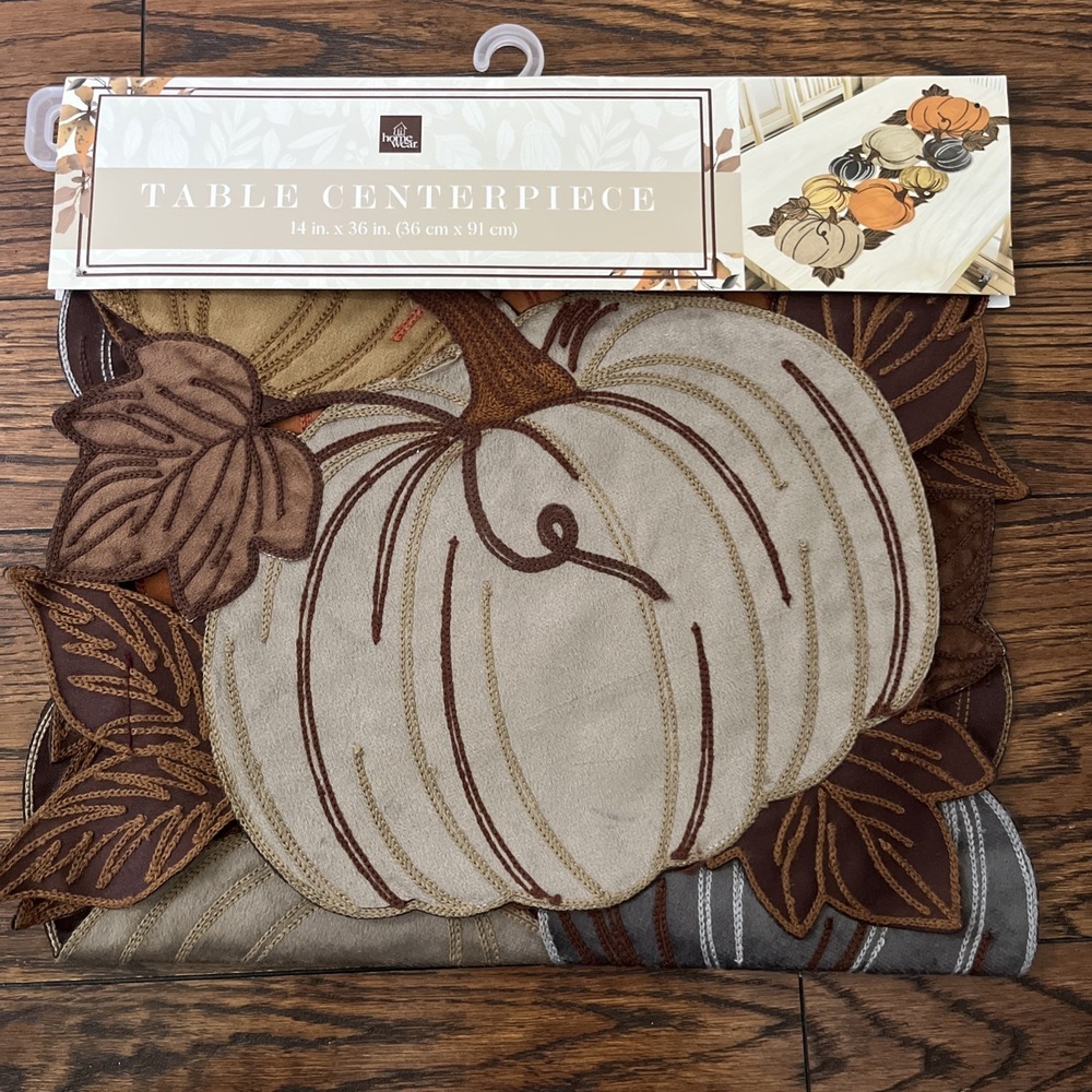 Homewear Pumpkin Centerpiece Velvety Table Runner Leaves Neutrals New 14x36